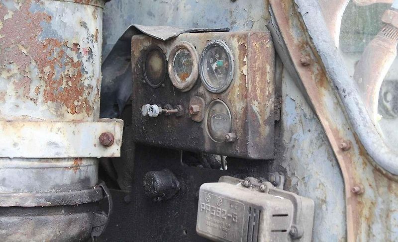 Bez něj se neobešla snad žádná velká stavba u nás. Pásový traktor, nebo chcete-li buldozer ČTZ 100, patřil po desetiletí ke koloritu každodenní činnosti do doby, než jej po roce 1989 vystřídala modernější západní technika.