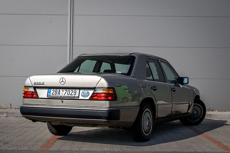 Mercedes-Benz Třídy E 124 C - fotka 5 z 23