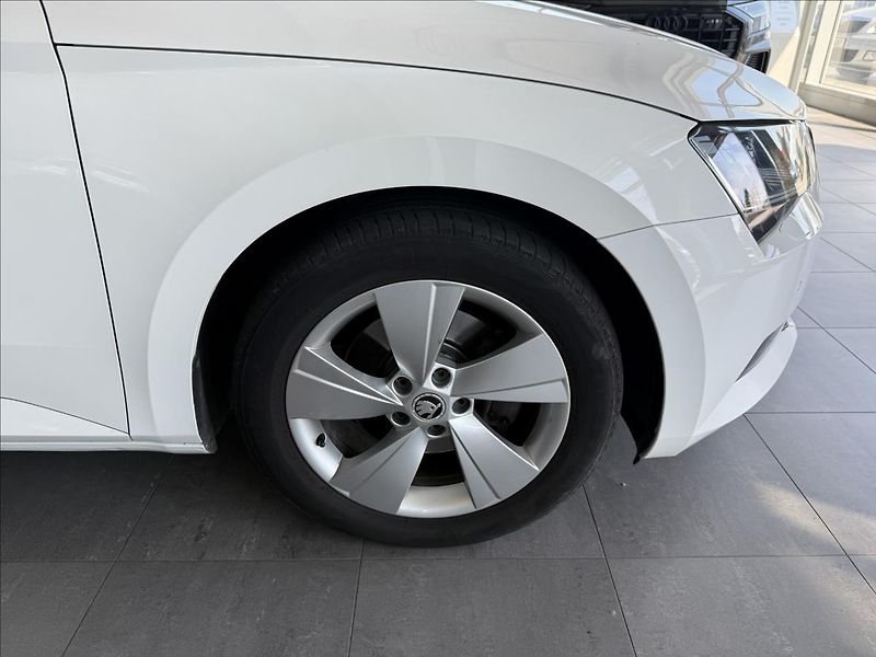 Škoda Superb 2,0   TDI 110kW,SERVISKA,ČR - fotka 29 z 29