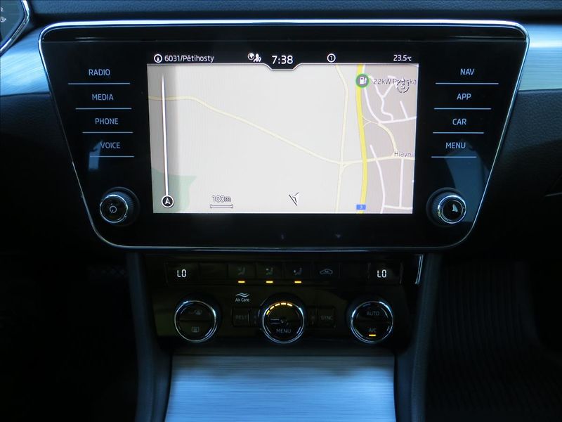 Škoda Superb 2,0 TDI Ambition DSG ČR - fotka 16 z 24