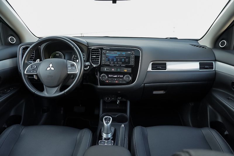 Mitsubishi Outlander 2.0 PHEV 4x4 - fotka 15 z 34