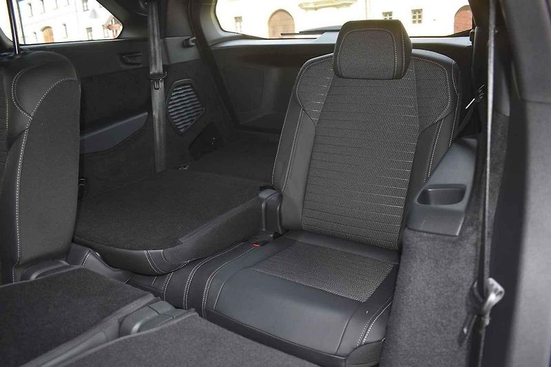 Peugeot 5008 v nové generaci narostl.