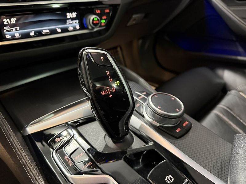 BMW Řada 5 3,0   530D M-PAKET PANO LASER - fotka 24 z 48