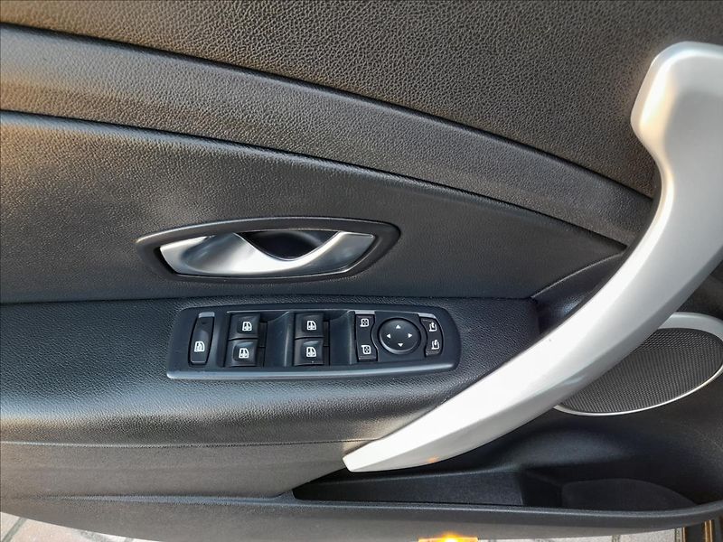 Renault Fluence 1,6 i 16V Privilege STÁLE U NÁ - fotka 9 z 16