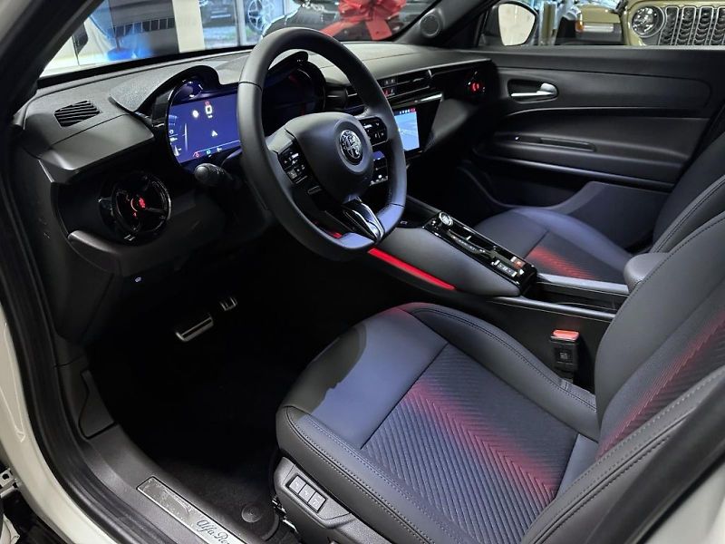 Alfa Romeo Junior (2026) Ibrida 1.2 Turbo 145k Q4 Speci - fotka 7 z 17