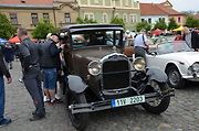 Veteránský závod odstartoval ve Velvarech na náměstí. Cíl byl na náměstí ve Slaném.