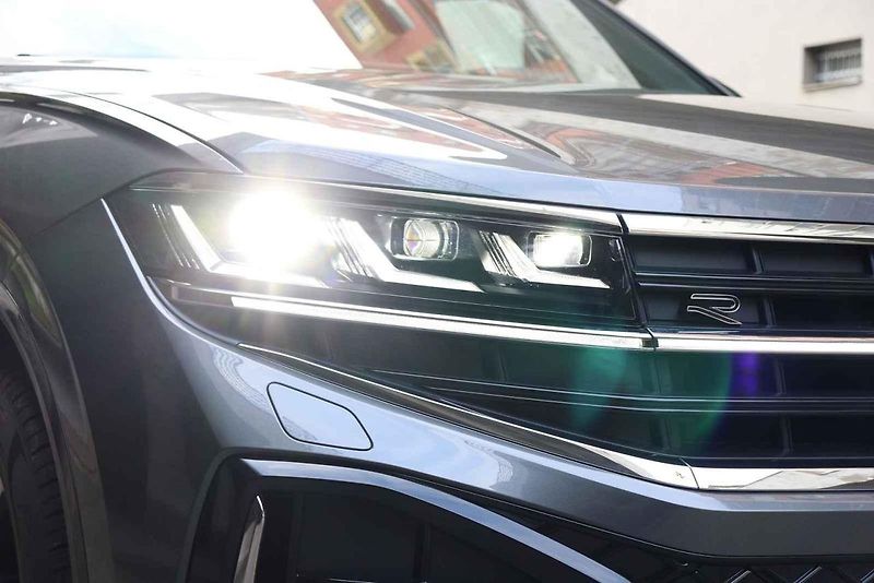 Volkswagen Touareg 3.0 TDI ve výbavě R-line.