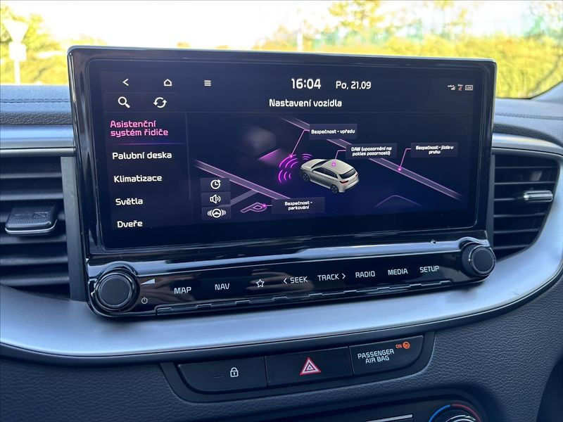 Kia Ceed 1,5 TGDi 118kW TOP ZÁRUKA NAVI - fotka 21 z 40