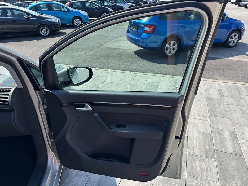 Volkswagen Touran (2014) SKY 1.6 TDI 77kW - fotka 28 z 46