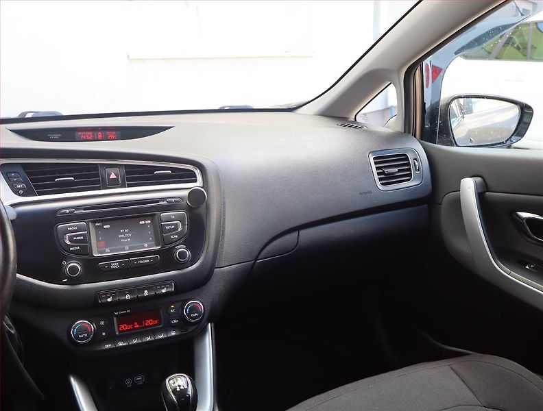 Kia Ceed (2017) 1.6 GDI, Serv.kniha, Tempomat - fotka 8 z 16