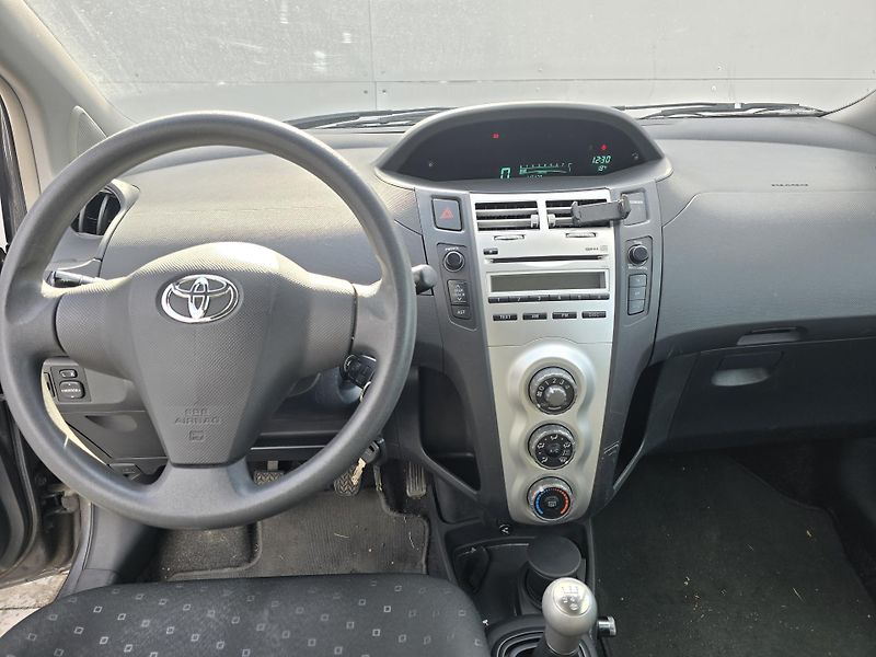 Toyota Yaris 1,3 VVT-i - fotka 6 z 23