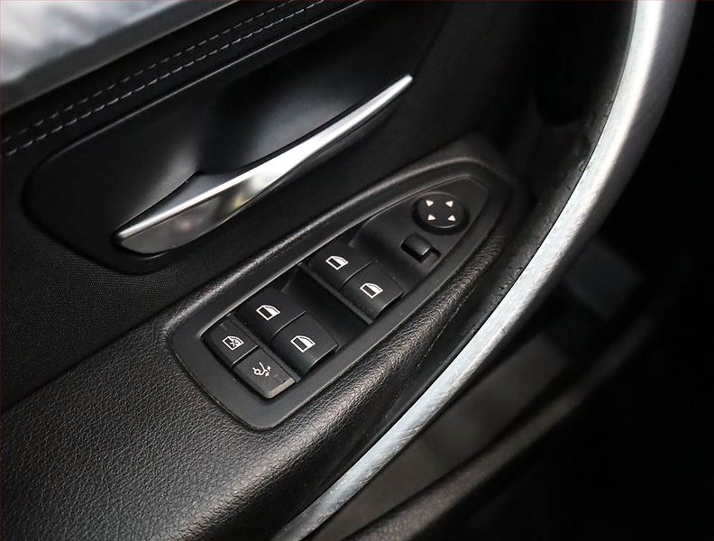 BMW Řada 3 (2015) Sport Line 320d xDrive GT - fotka 19 z 23