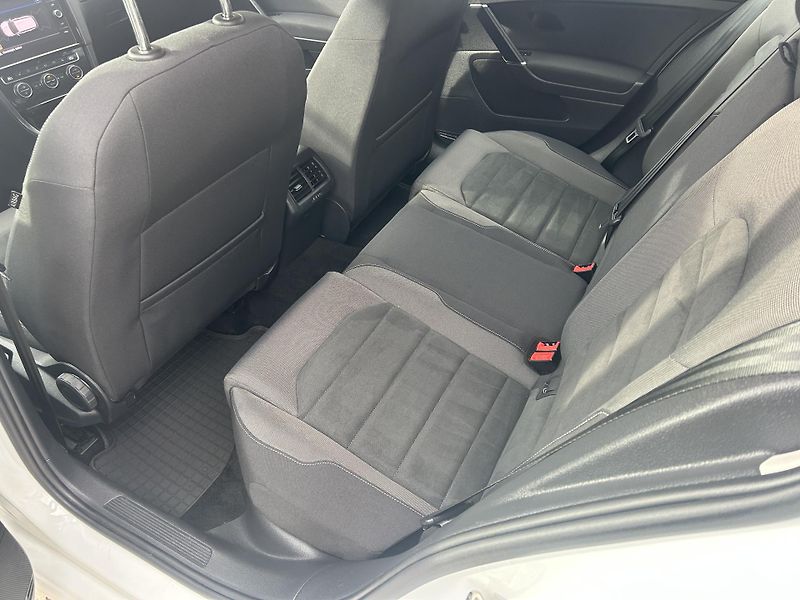 Volkswagen Golf Variant 2,0TDi Highline NAVI LEDMATRIX - fotka 30 z 69