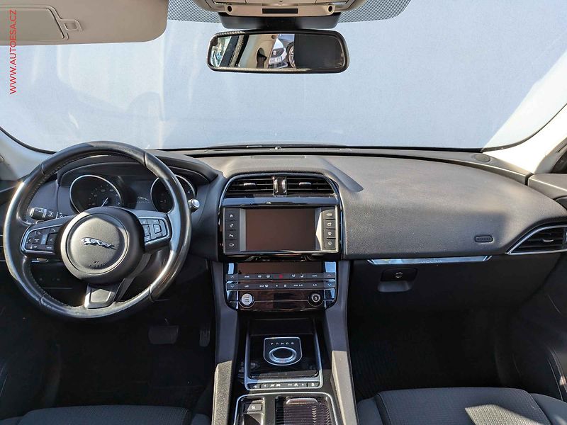 Jaguar F-Pace (2016) 2.0D 4x4, ČR, AT, navi, bixen - fotka 8 z 17