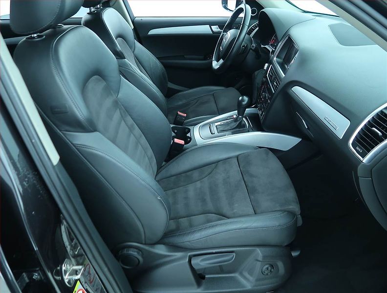 Audi Q5 (2009) Exclusive 2.0 TDI, 4X4 - fotka 9 z 19