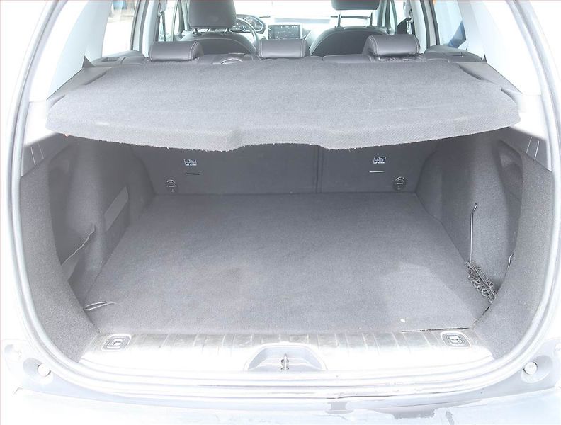 Peugeot 2008 (2017) Style 1.2 PureTech, Automat - fotka 13 z 15