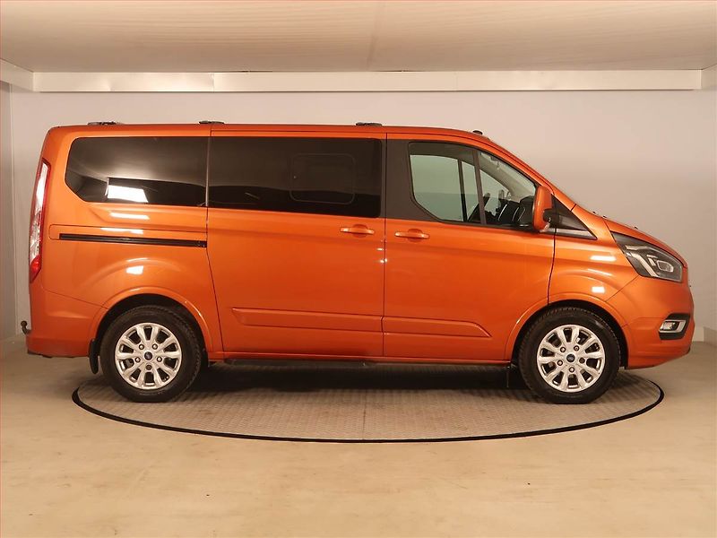 Ford Tourneo Custom (2018) Titanium 2.0 EcoBlue, ČR, DPH - fotka 6 z 23