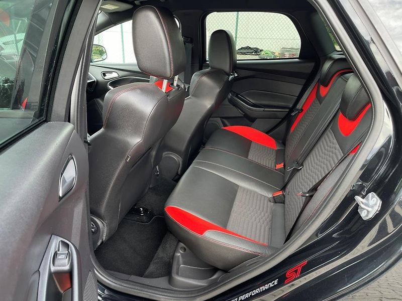 Ford Focus ST 2.0 EB 184 kW serviska - fotka 7 z 19