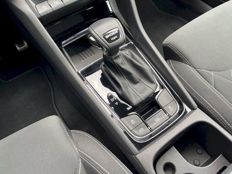 Škoda Karoq (2025) Sportline 2.0 TDI 110kW 4x4 DS - fotka 12 z 35