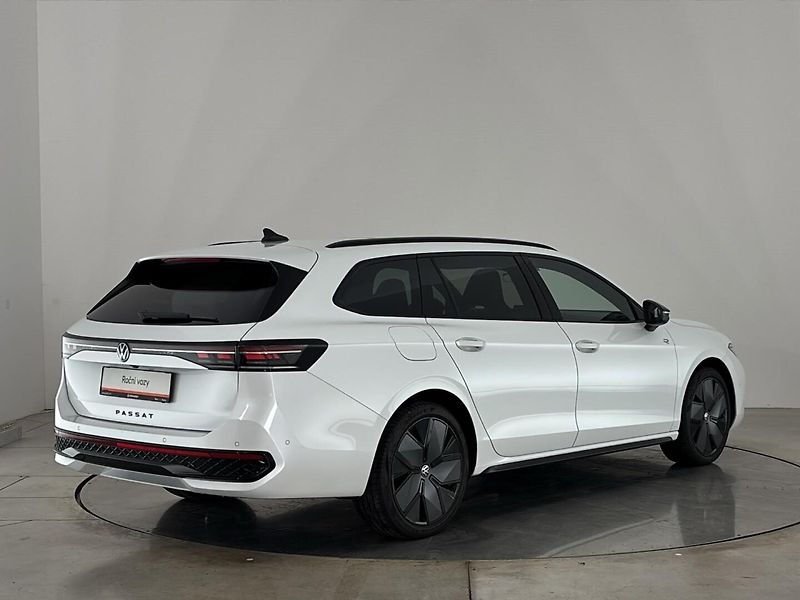 Volkswagen Passat R-Line People - fotka 2 z 31