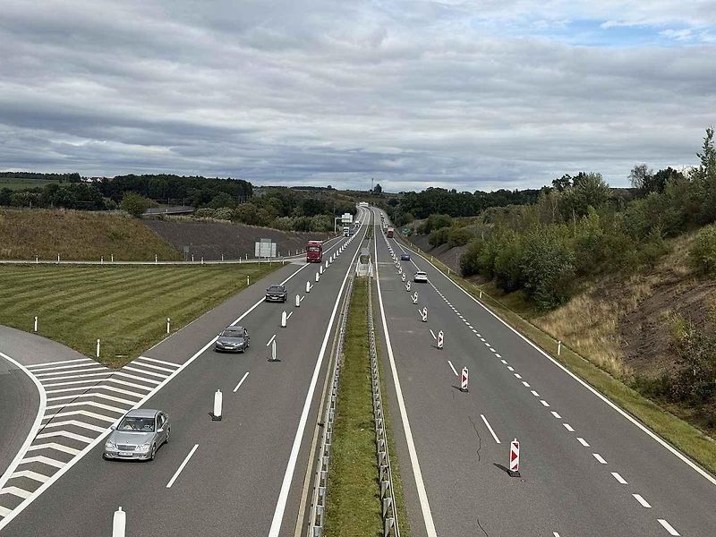 Mobilní zábrany už několik týdnů zpomalují řidiče na D3.