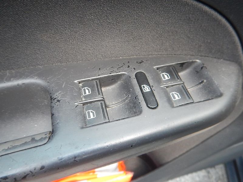 Volkswagen Touran 1.9 TDI, 7 MÍST, TAŽNÉ - fotka 17 z 33