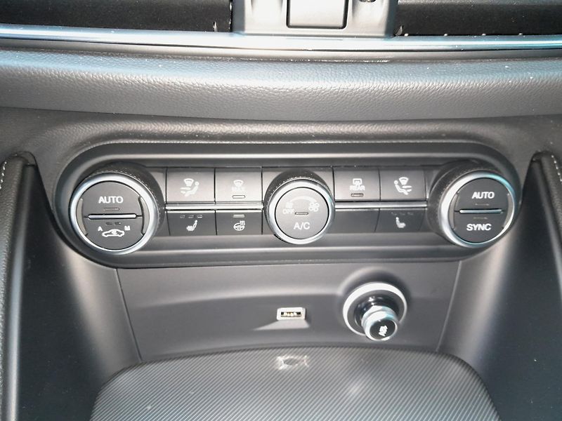 Alfa Romeo Stelvio (2026) Veloce 4x4 2,0 280PS - fotka 27 z 38