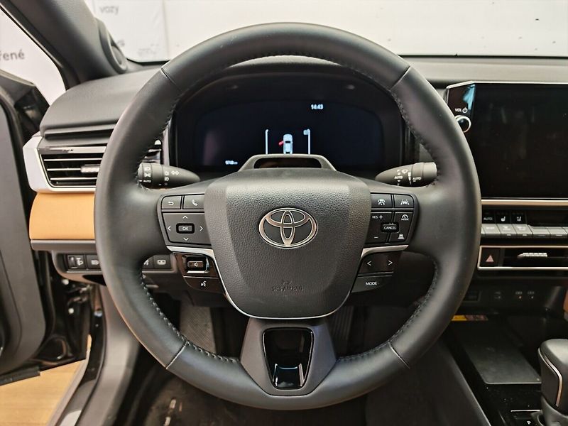 Toyota Camry 2.5 Hybrid Executive - fotka 27 z 39