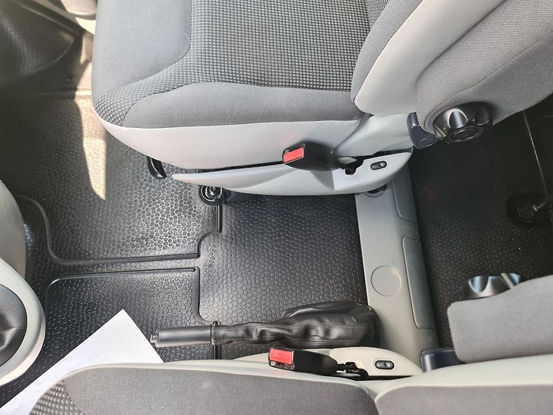 Opel Vivaro (2011) 2.0 CDTi 84-KW 8-MÍST KLIMA TE - fotka 31 z 39