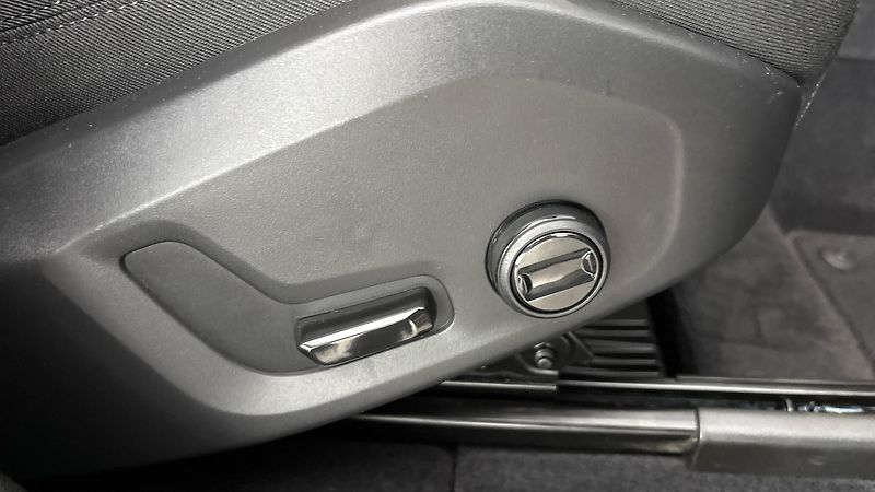 Volvo XC60 2.0 B4 AUT AWD Core - fotka 23 z 28