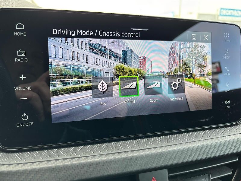 Škoda Kamiq 1,5 TSI 110 kW MONTE CARLO DSG - fotka 19 z 30