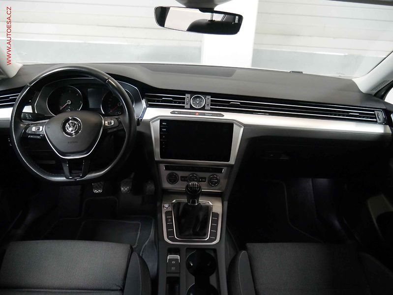 Volkswagen Passat (2018) 2.0TDi, LED, navi - fotka 8 z 27
