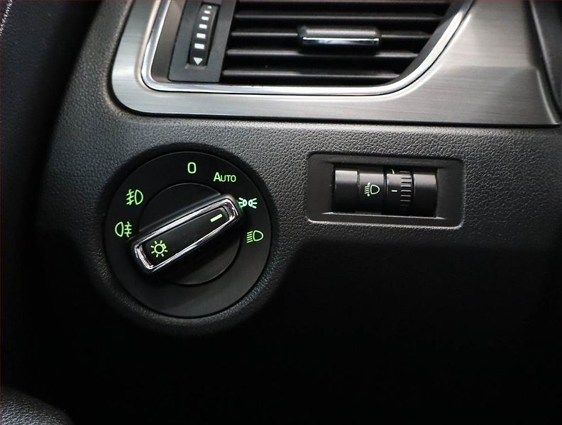 Škoda Rapid (2019) 1.0 TSI, Vyhř. sedaček - fotka 18 z 19