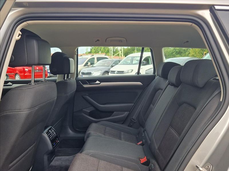 Volkswagen Passat 1,4 TSI 110kW SENZORY AUTOAC - fotka 15 z 42