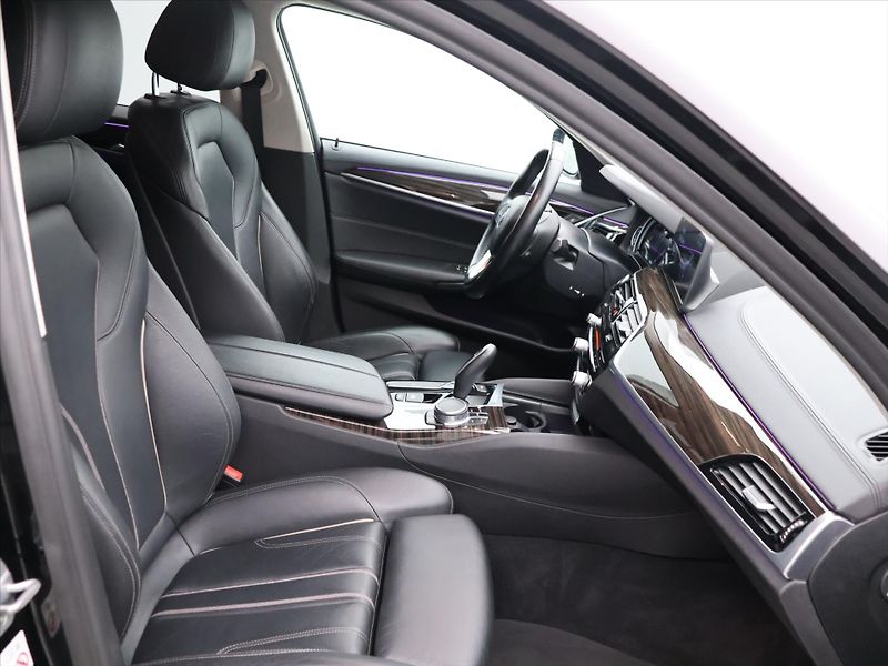 BMW Řada 5 2,0 520d Aut 140kW Luxury Line - fotka 13 z 32
