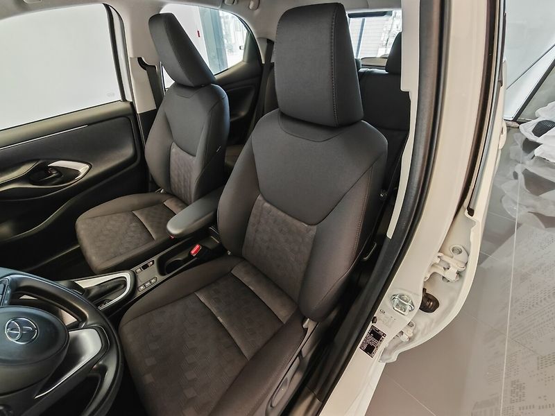 Toyota Yaris 1.5 Hybrid Comfort - fotka 14 z 28
