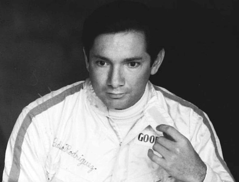 Pedro Rodríguez s BRM na trati před Jacky Ickxem na Ferrari.