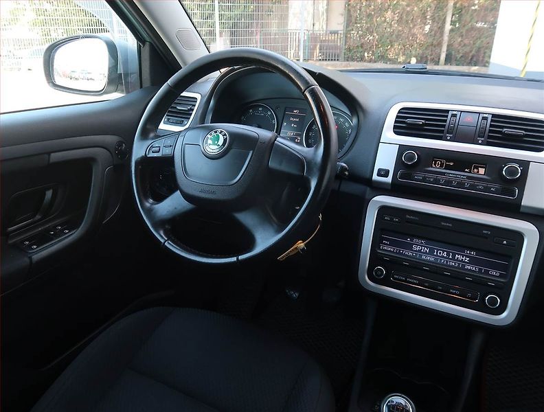 Škoda Fabia (2011) Elegance 1.2 TSI, Tempomat - fotka 7 z 16