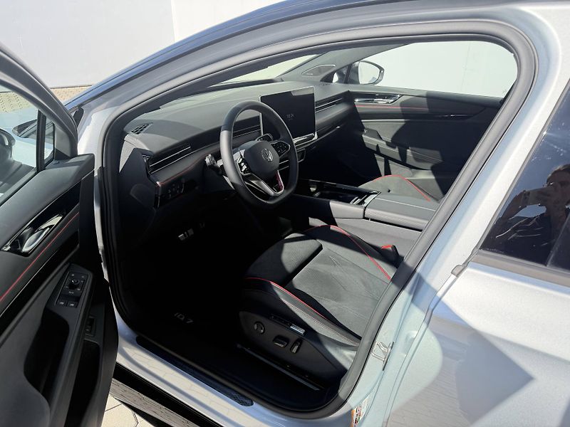 Volkswagen ID.7 Tourer (2025) GTX People 86kWh 4Motion - fotka 5 z 25