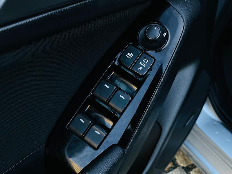 Mazda 3 2.0i AUTOMAT LED KAMERA VÝHŘEV - fotka 31 z 48