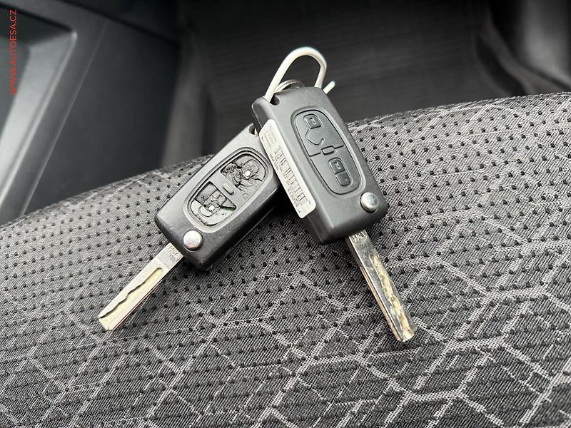 Peugeot 3008 (2016) 1.6 HDi, AT, TZ, park.asist - fotka 16 z 16