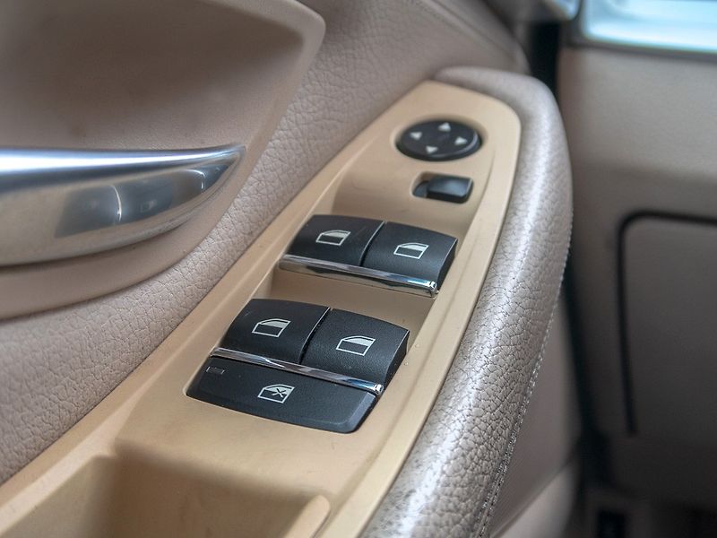 BMW Řada 5 (2010) 3.0i mat – NAVI - fotka 33 z 49