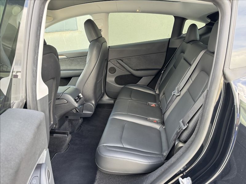 Tesla Model Y 0,0 Long Range 378kW 1.maj DPH - fotka 20 z 50
