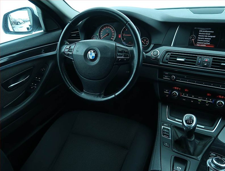 BMW Řada 5 (2015) 518d, Serv.kniha, Navi, Xenony - fotka 7 z 17