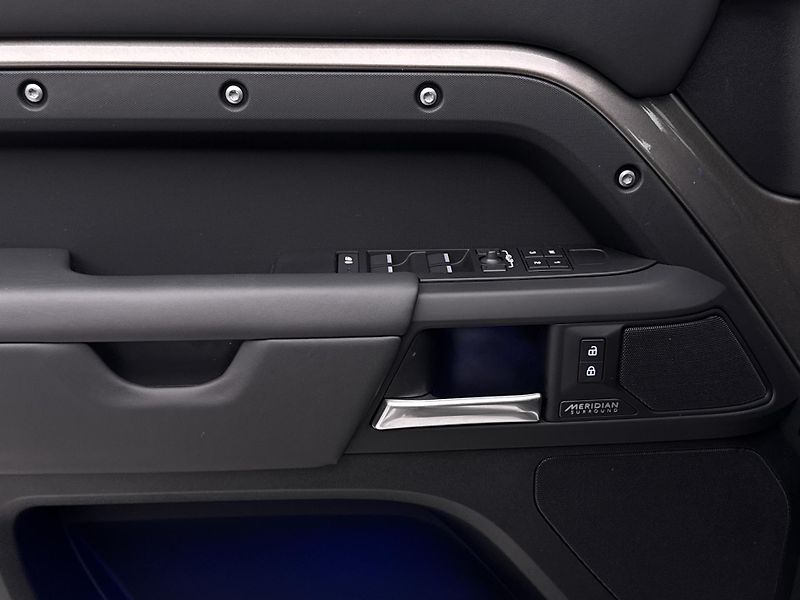 Land Rover Defender 110 P425 X-DYNAMIC REZERVACE - fotka 28 z 50