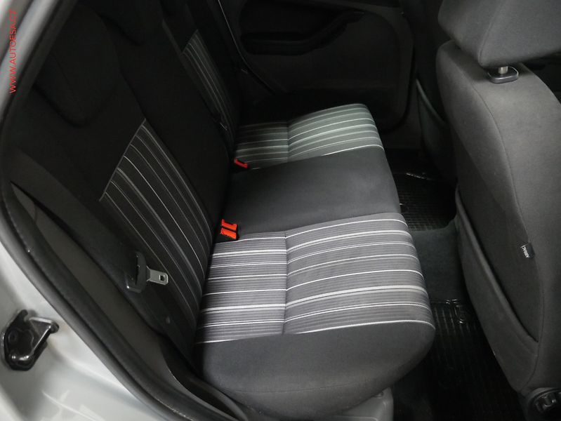 Ford Focus (2009) 1.6i, AC, park.čidla - fotka 11 z 17