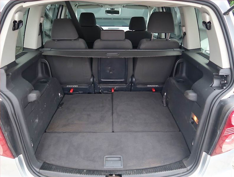 Volkswagen Touran (2007) 1.9 TDI, 7 míst, po STK, Tažné - fotka 13 z 17