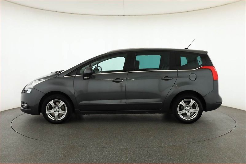 Peugeot 5008 (2009) 2.0 HDI, 7 míst, Navi, Xenony - fotka 3 z 20