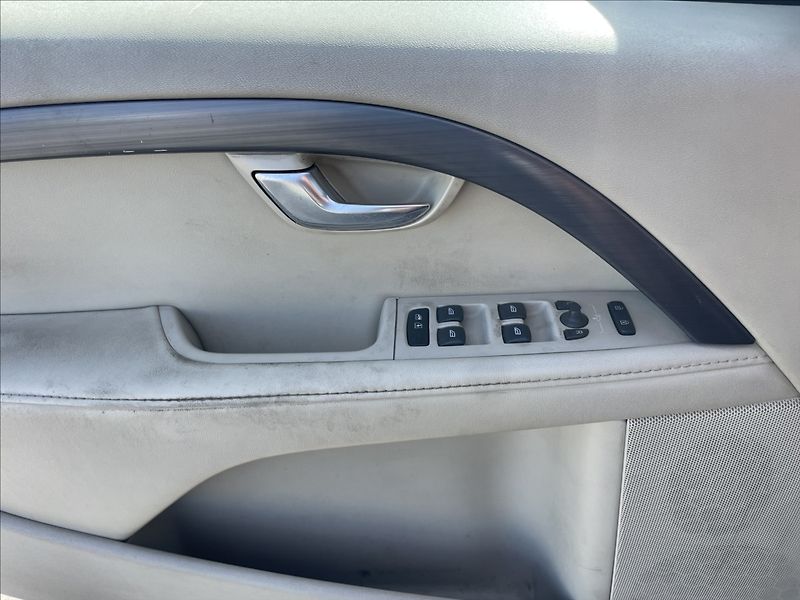 Volvo XC70 2,4 D4 AWD Geartronic Polar 13 - fotka 20 z 30