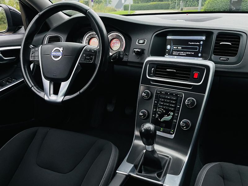 Volvo V60 2.4D5 MANUÁL TAŽNÉ SERVISKA - fotka 24 z 41